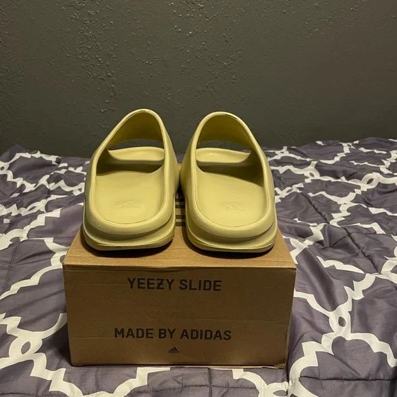 Yeezy Slide ‘Resin’ 2022 - Picture 3 of 5